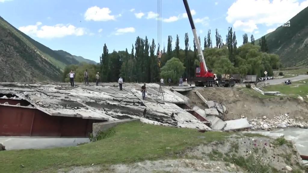 В ауле Учкулан продолжается восстановление разрушенного рекой моста.mp4_snapshot_00.01.png