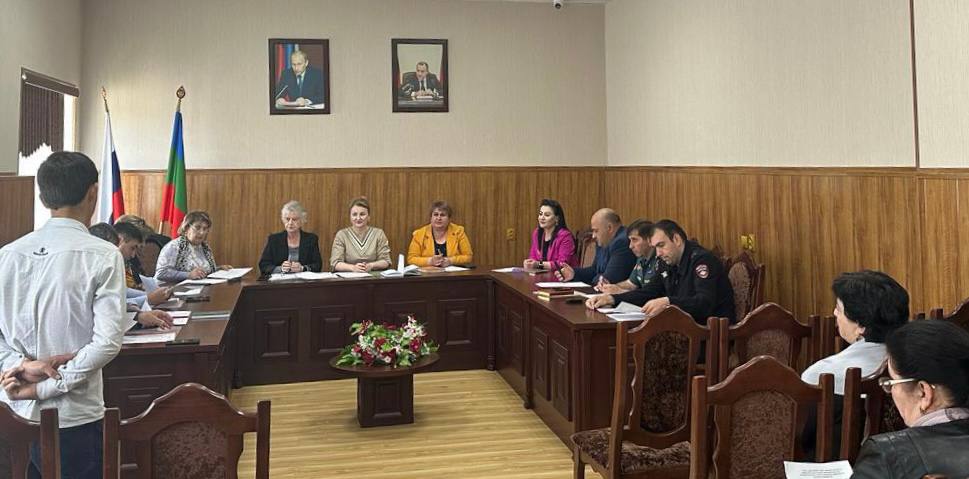 Сегодня состоялось очередное заседание комиссии по делам несовершеннолетних и защите их прав при администрации Карачаевского муниципального района.
